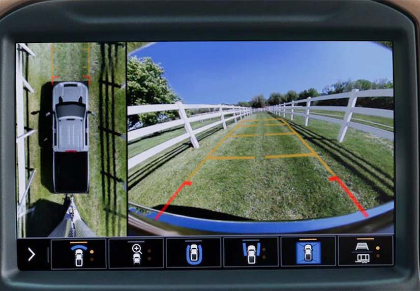 Featured_0002_22-SilveradoHD-H2-CAMERA VIEWS TO HELP YOU TOW WITH CONFIDENCE