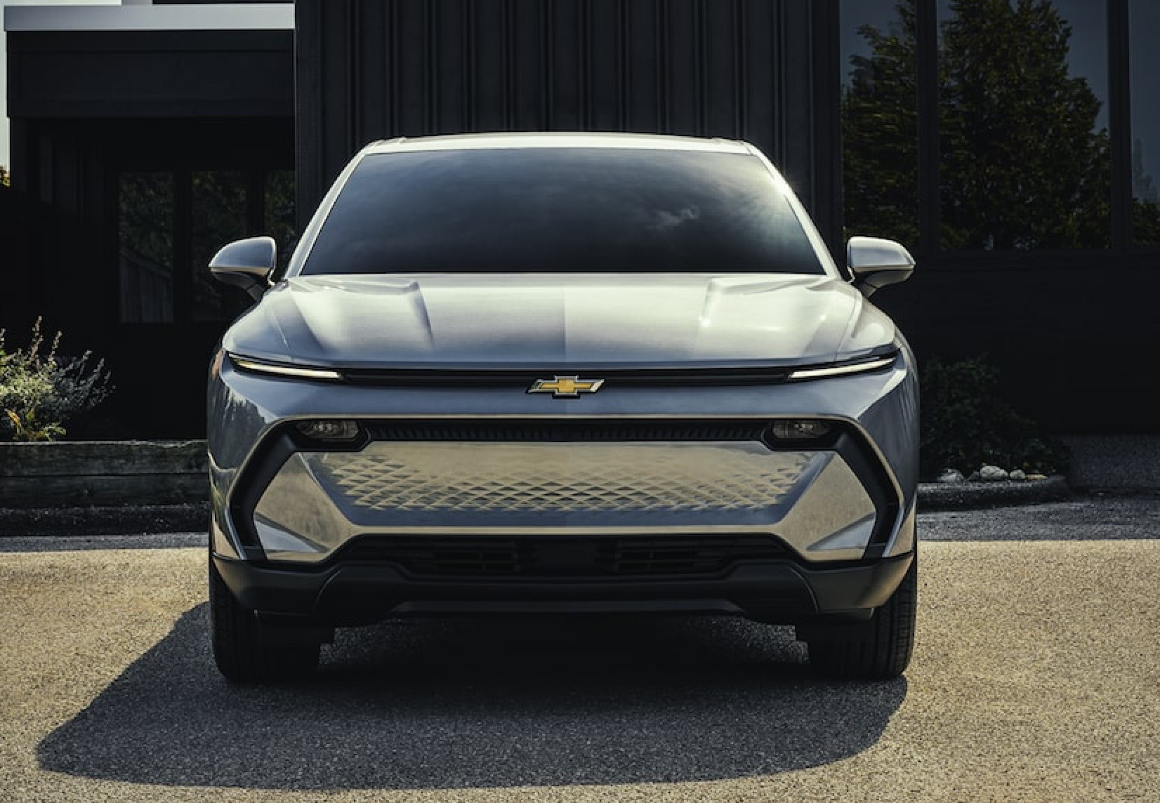 26 EQUINOX EV Front View